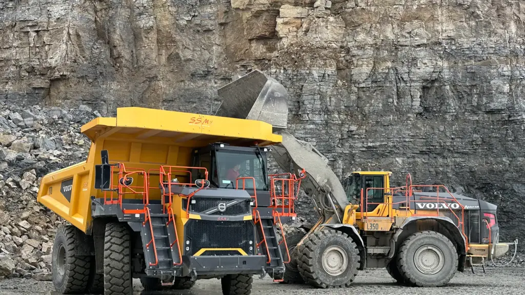 Tipptrucken Volvo R70 och hjullastaren Volvo L350H i SHF Steinbruchbetriebes kalkstensbrott i Bettenfeld.
