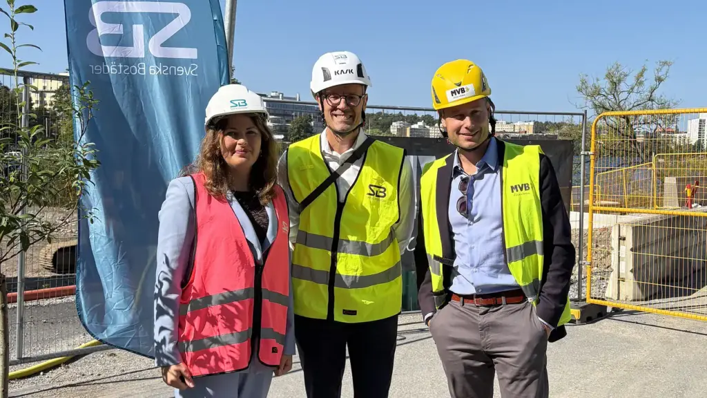Deniz Butris, ordförande för Svenska Bostäder och Bostads- och fastighetsborgarråd i Stockholm, Stefan Sandberg, vd Svenska Bostäder och Erik Carmestedt, arbetschef MVB Öst.
