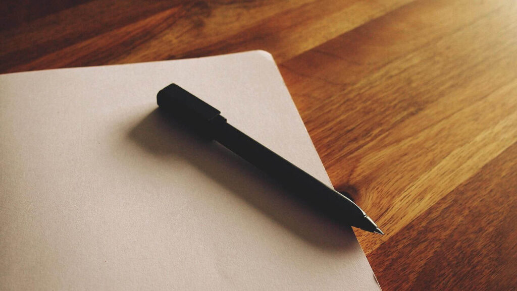 Stockbild inom regler och beslut: pen, working, empty sheet