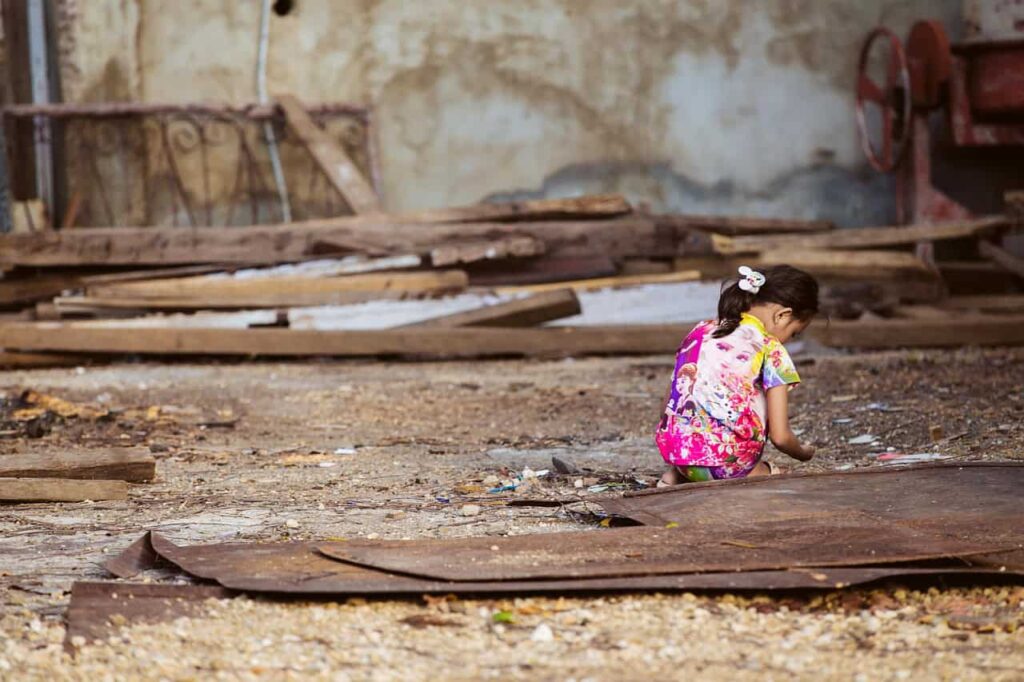 Stockbild inom byggprojekt: child, girl, rubble