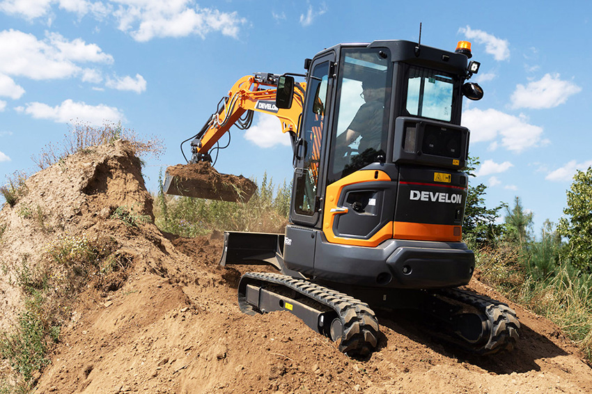 Develon har lanserat en ny uppdaterad version av företagets DX35Z-7 4-tons minigrävmaskin. Den kommer med bland annat förbättrad förarkomfort, enklare underhåll och Develon Fleet Management Telematics.