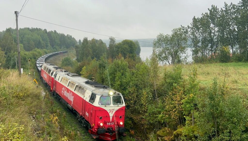Inlandsbanan trafikeras av turisttåg på somrarna. Här har tåget stannat vid polcirkeln.FOTO: Emma Lemon