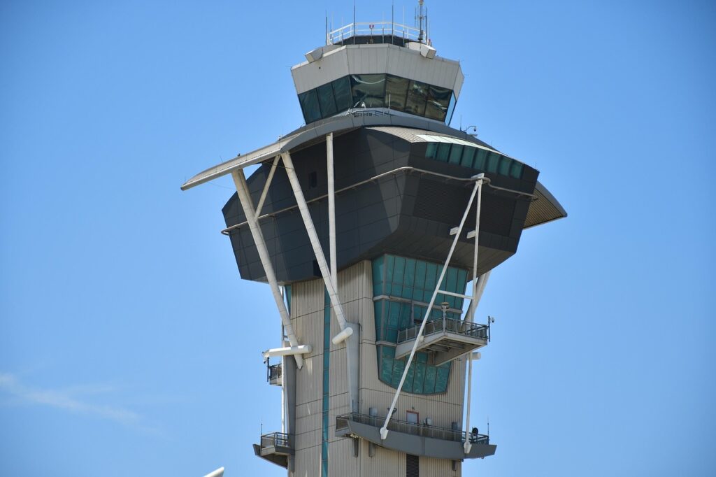 Ett flygledningstorn mot blå himmel.
