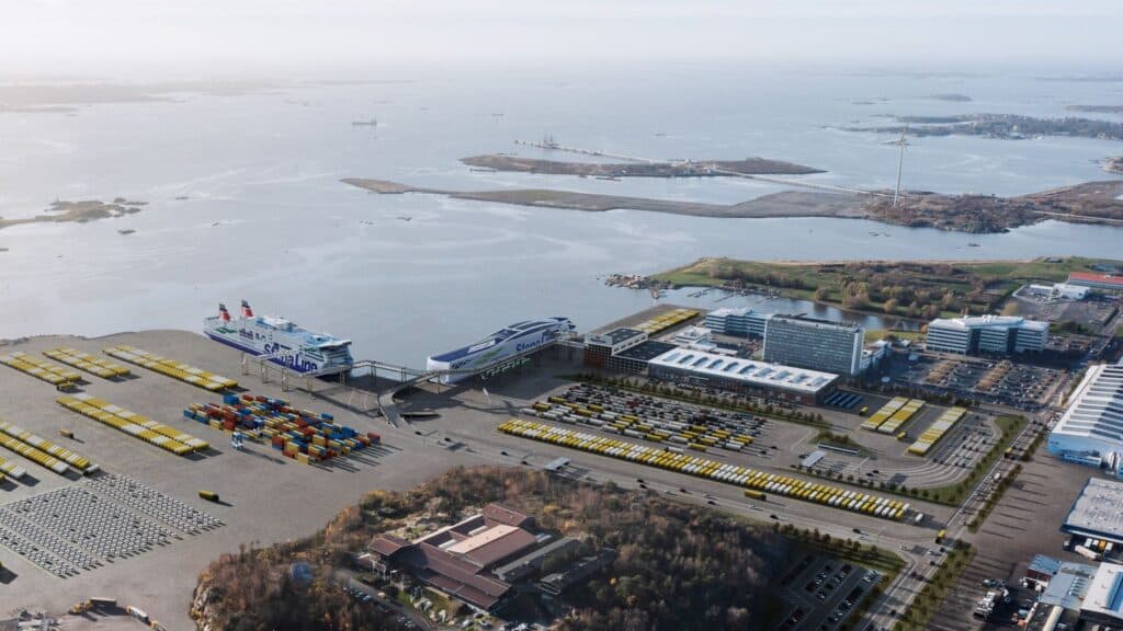 Visionsbild över Stena Lines planerade terminalområde i Arendal i Göteborgs hamn med kaj, terminalbyggnader, uppställda fordon och fartyg vid vattnet.