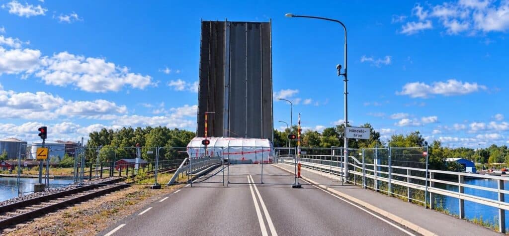 Händelöbron i uppfällt läge med avspärrad väg och skyddsinklädd klaff, sett framifrån.